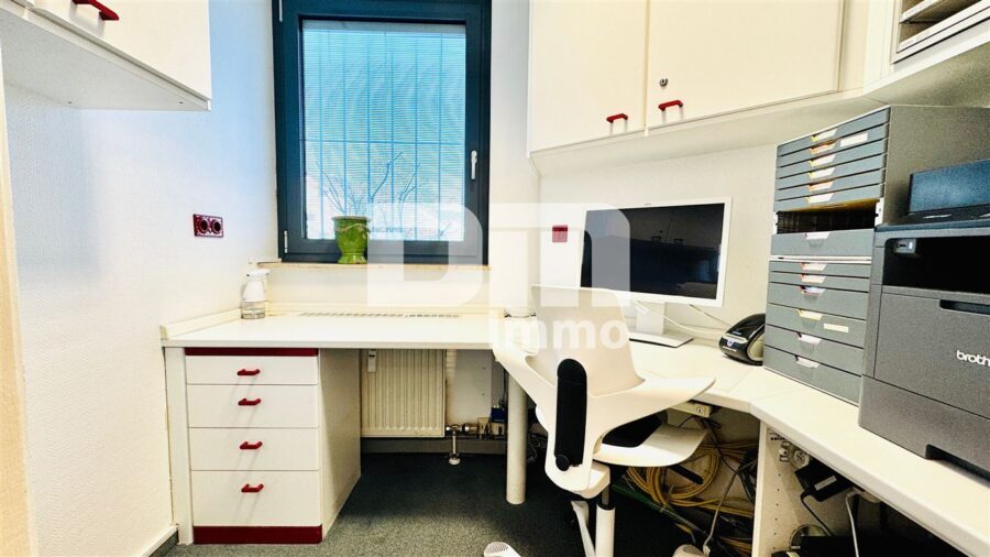 Ladeneinheit und Büro / Praxisfläche teilvermietet im Paket mit umfangreicher Ausstattung - Einheit 1 - Büro / Praxisraum klein